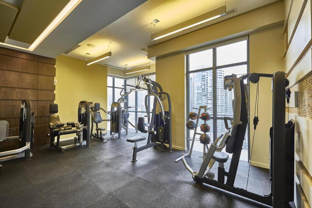 Chic 1-Br Condo; Parking Included; Downtown Core Toronto Buitenkant foto