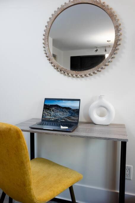 Chic 1-Br Condo; Parking Included; Downtown Core Toronto Buitenkant foto