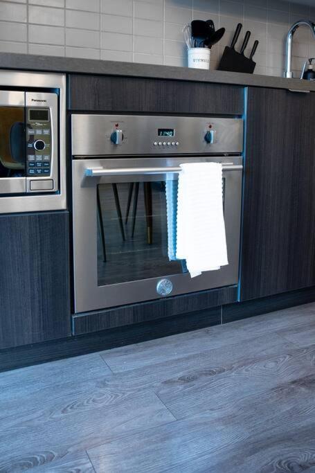 Chic 1-Br Condo; Parking Included; Downtown Core Toronto Buitenkant foto