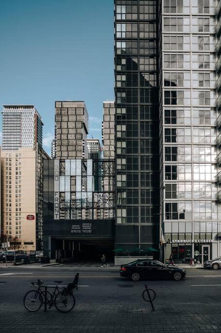 Chic 1-Br Condo; Parking Included; Downtown Core Toronto Buitenkant foto
