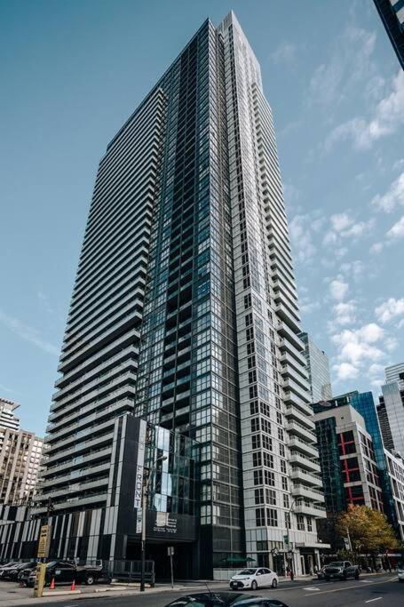 Chic 1-Br Condo; Parking Included; Downtown Core Toronto Buitenkant foto