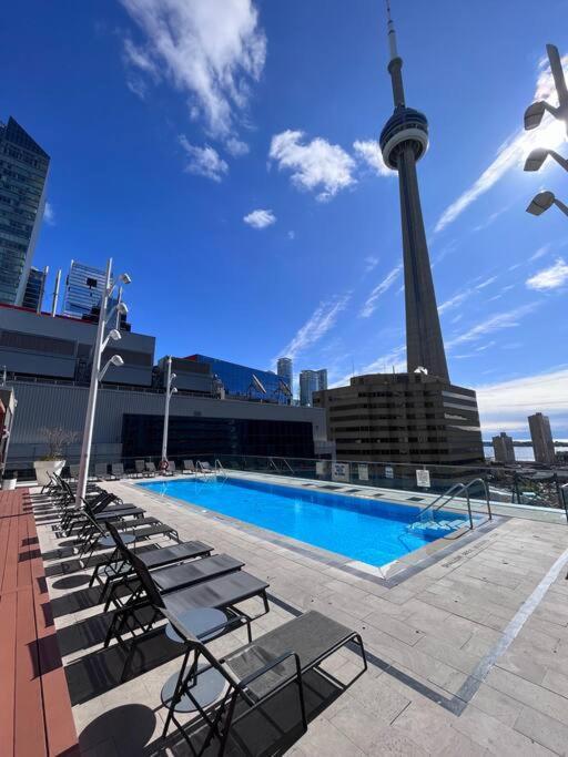 Chic 1-Br Condo; Parking Included; Downtown Core Toronto Buitenkant foto