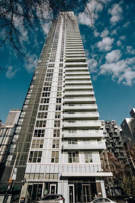 Chic 1-Br Condo; Parking Included; Downtown Core Toronto Buitenkant foto