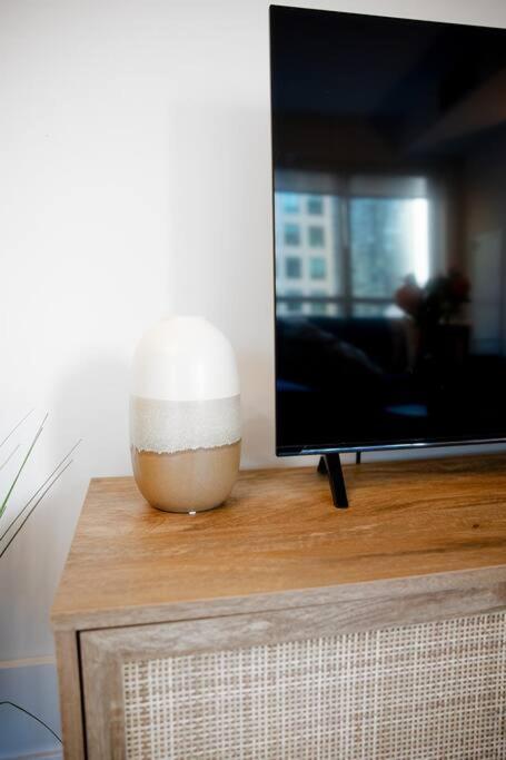 Chic 1-Br Condo; Parking Included; Downtown Core Toronto Buitenkant foto