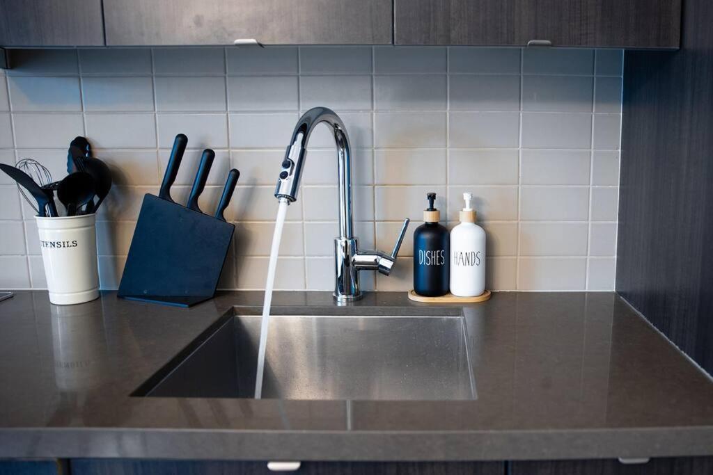 Chic 1-Br Condo; Parking Included; Downtown Core Toronto Buitenkant foto