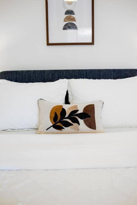 Chic 1-Br Condo; Parking Included; Downtown Core Toronto Buitenkant foto