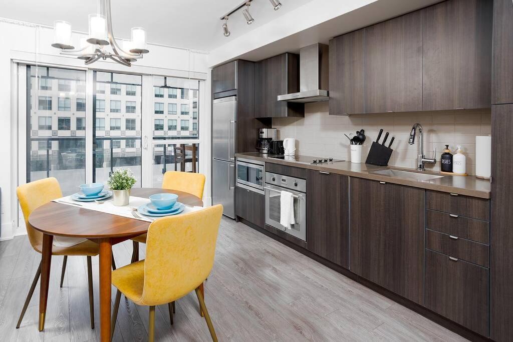 Chic 1-Br Condo; Parking Included; Downtown Core Toronto Buitenkant foto