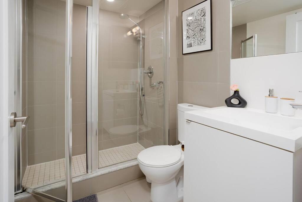 Chic 1-Br Condo; Parking Included; Downtown Core Toronto Buitenkant foto