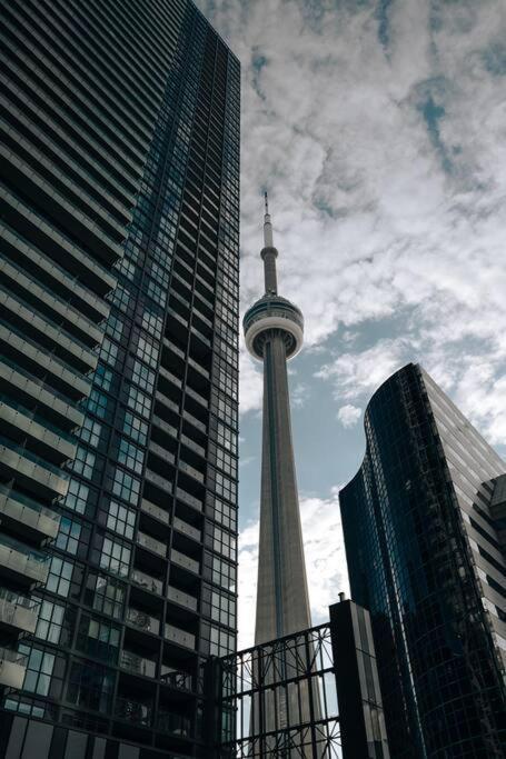 Chic 1-Br Condo; Parking Included; Downtown Core Toronto Buitenkant foto