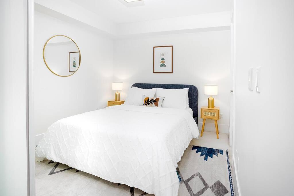 Chic 1-Br Condo; Parking Included; Downtown Core Toronto Buitenkant foto