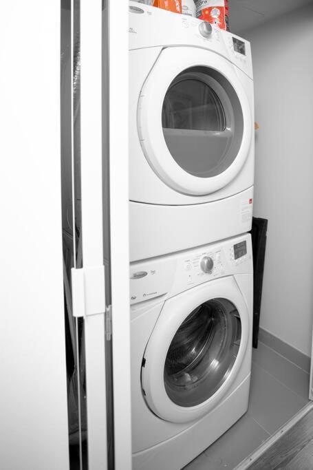 Chic 1-Br Condo; Parking Included; Downtown Core Toronto Buitenkant foto