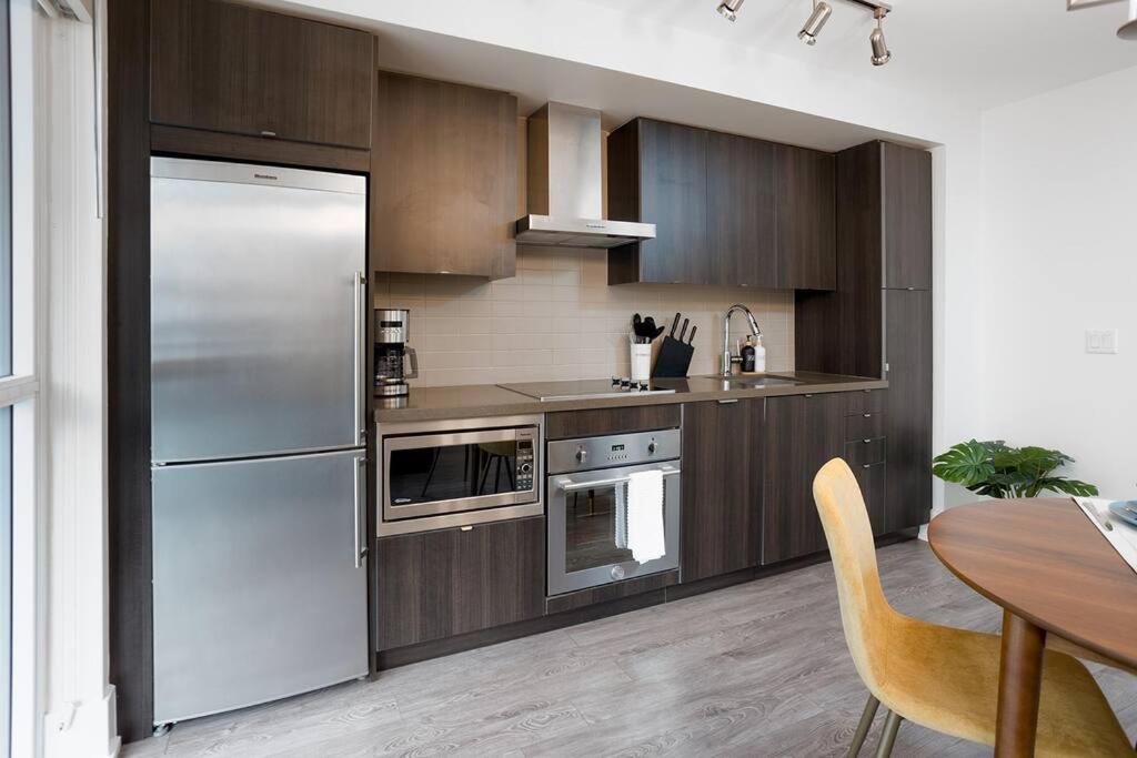 Chic 1-Br Condo; Parking Included; Downtown Core Toronto Buitenkant foto