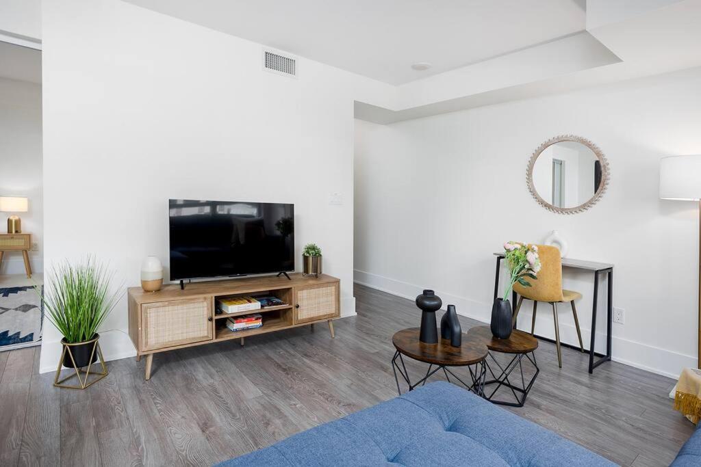 Chic 1-Br Condo; Parking Included; Downtown Core Toronto Buitenkant foto