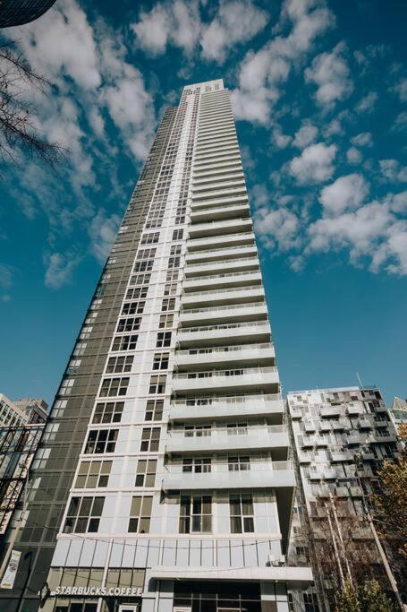 Chic 1-Br Condo; Parking Included; Downtown Core Toronto Buitenkant foto
