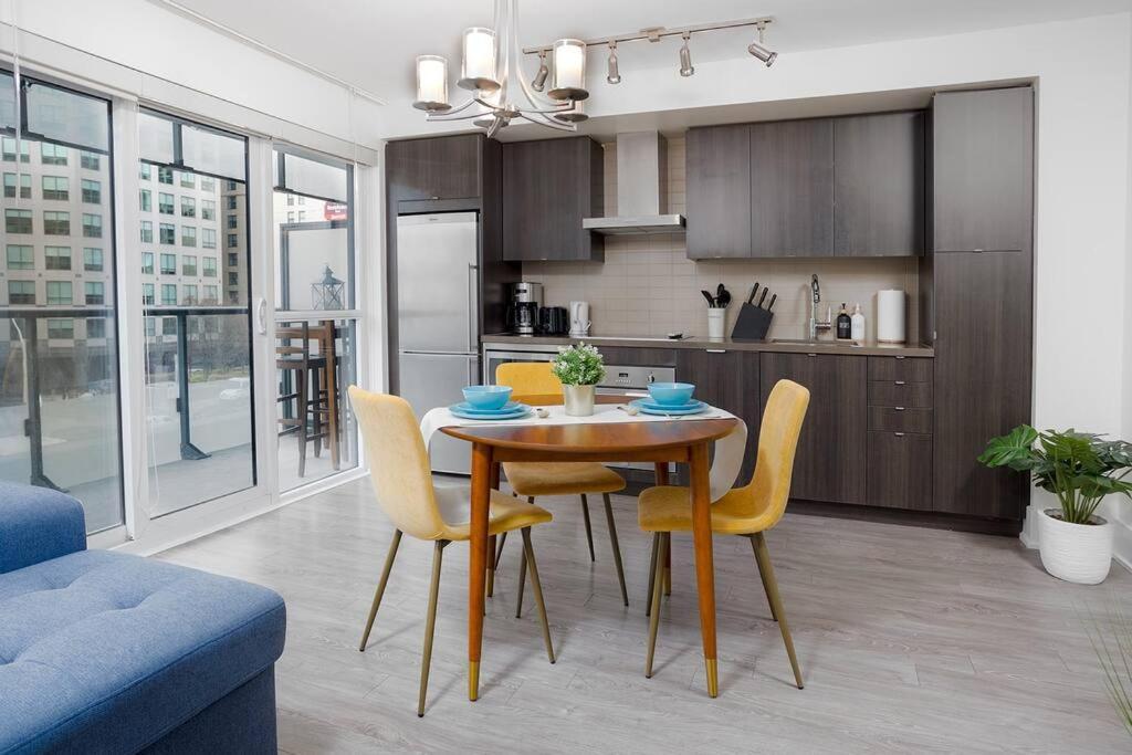 Chic 1-Br Condo; Parking Included; Downtown Core Toronto Buitenkant foto
