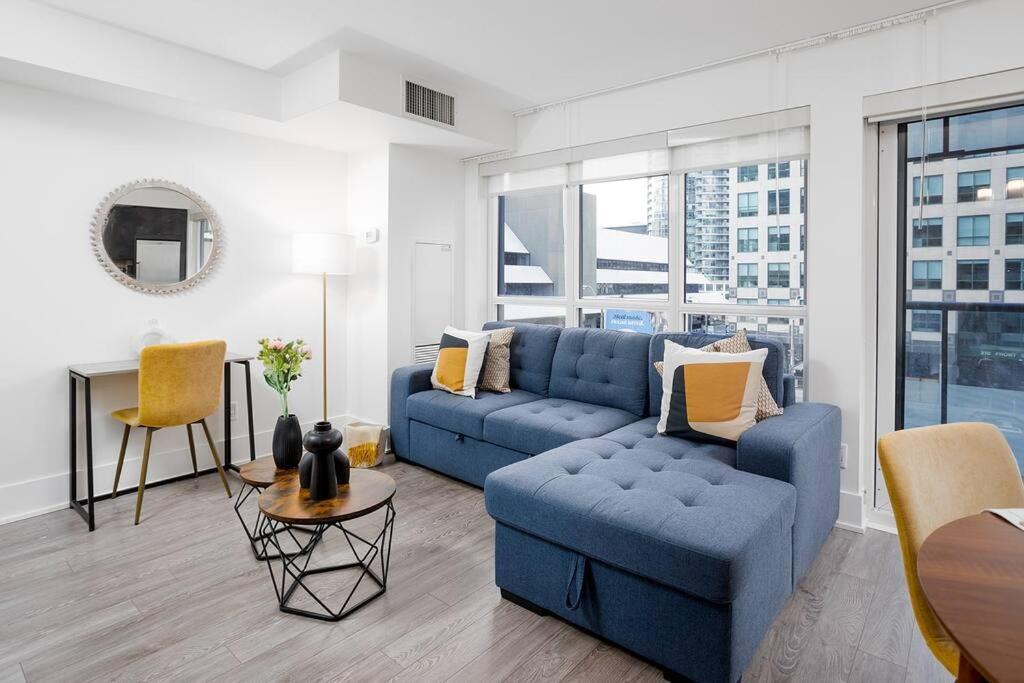 Chic 1-Br Condo; Parking Included; Downtown Core Toronto Buitenkant foto