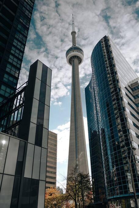 Chic 1-Br Condo; Parking Included; Downtown Core Toronto Buitenkant foto