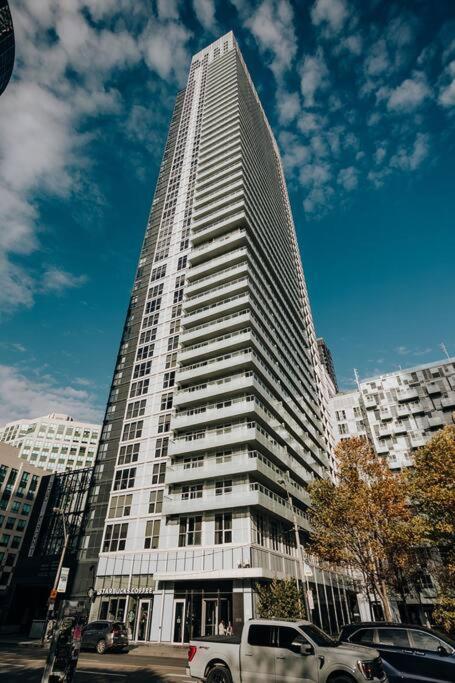 Chic 1-Br Condo; Parking Included; Downtown Core Toronto Buitenkant foto