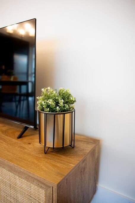 Chic 1-Br Condo; Parking Included; Downtown Core Toronto Buitenkant foto