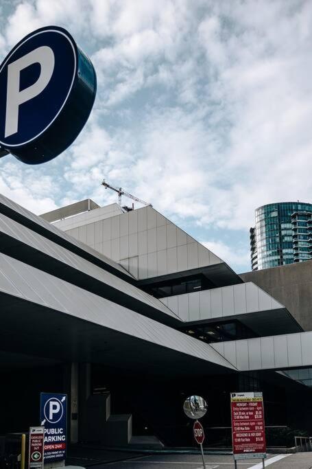 Chic 1-Br Condo; Parking Included; Downtown Core Toronto Buitenkant foto