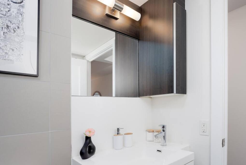 Chic 1-Br Condo; Parking Included; Downtown Core Toronto Buitenkant foto