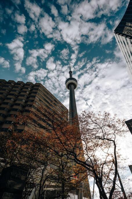 Chic 1-Br Condo; Parking Included; Downtown Core Toronto Buitenkant foto