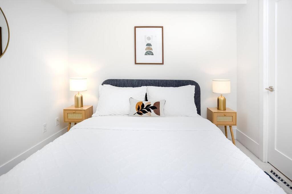 Chic 1-Br Condo; Parking Included; Downtown Core Toronto Buitenkant foto