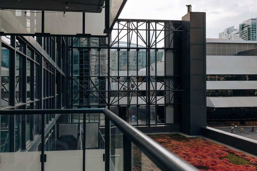 Chic 1-Br Condo; Parking Included; Downtown Core Toronto Buitenkant foto