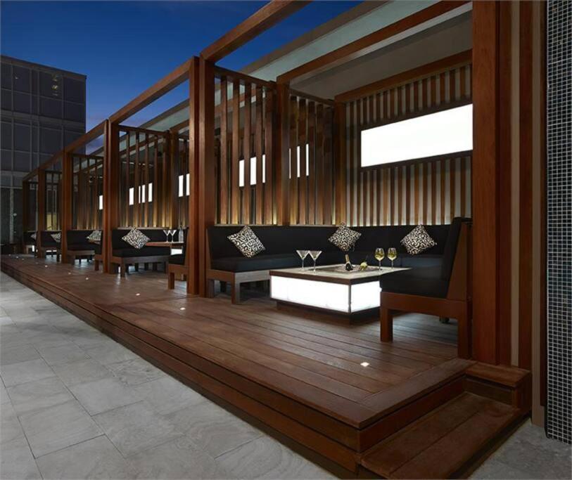 Chic 1-Br Condo; Parking Included; Downtown Core Toronto Buitenkant foto