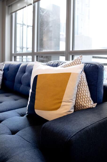 Chic 1-Br Condo; Parking Included; Downtown Core Toronto Buitenkant foto