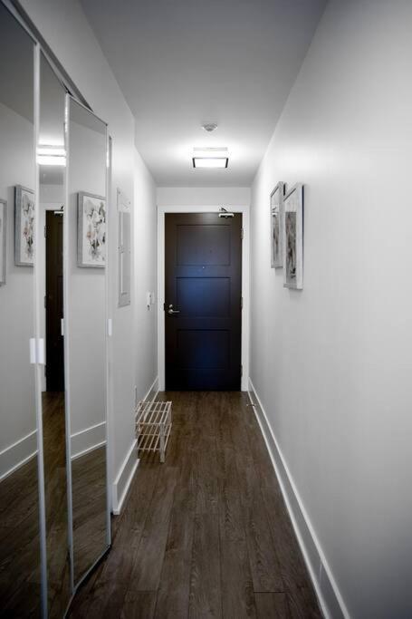 Chic 1-Br Condo; Parking Included; Downtown Core Toronto Buitenkant foto