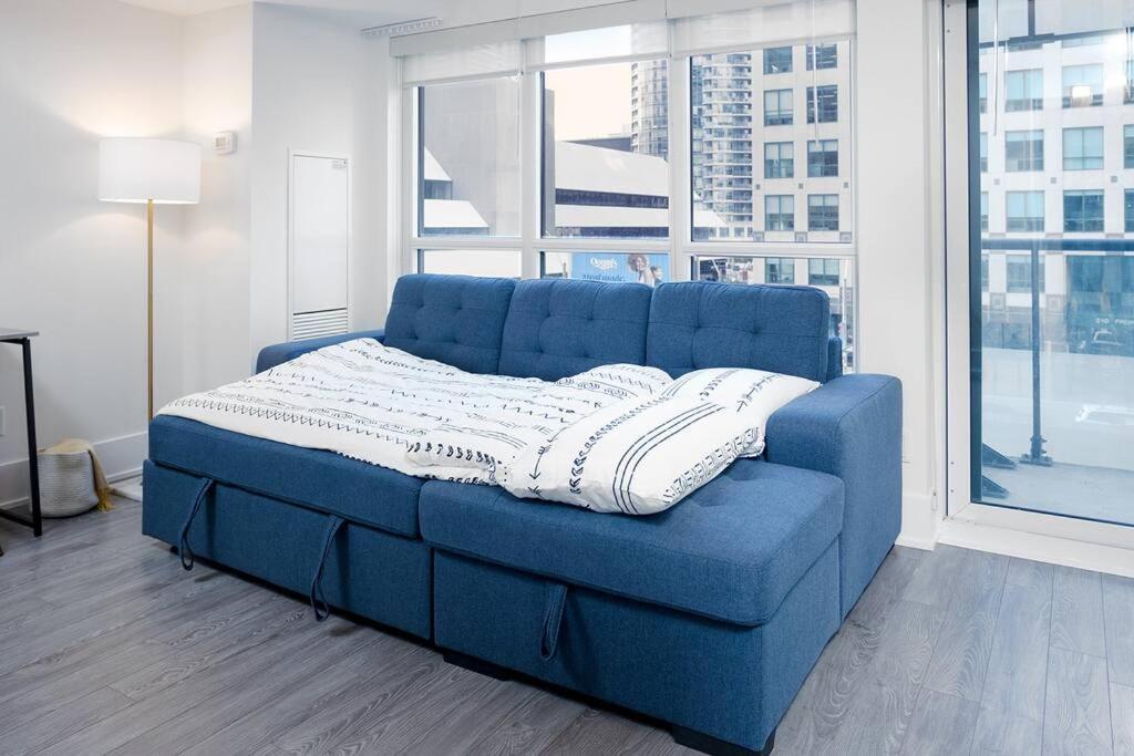 Chic 1-Br Condo; Parking Included; Downtown Core Toronto Buitenkant foto